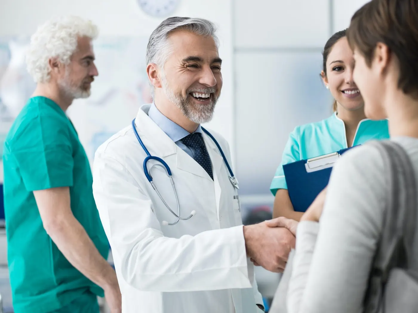 Médico cumprimentando paciente