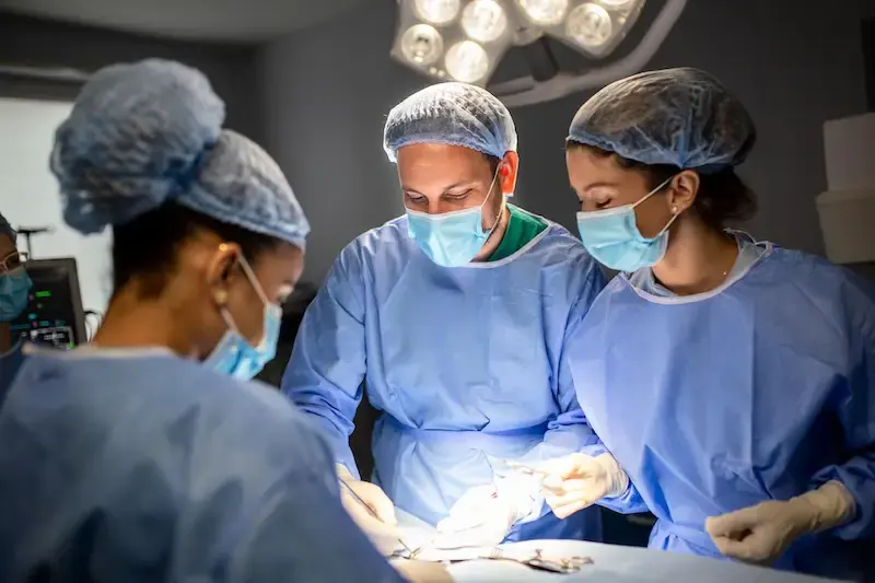 Equipe médica em centro cirúrgico